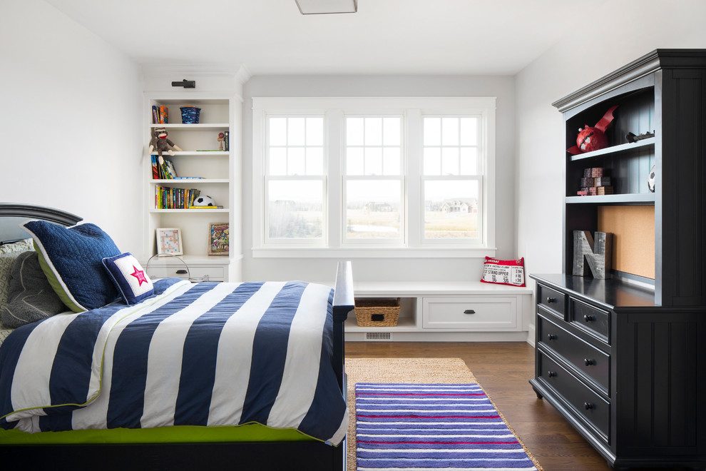 Imagen de dormitorio clásico grande con paredes grises y suelo de madera en tonos medios