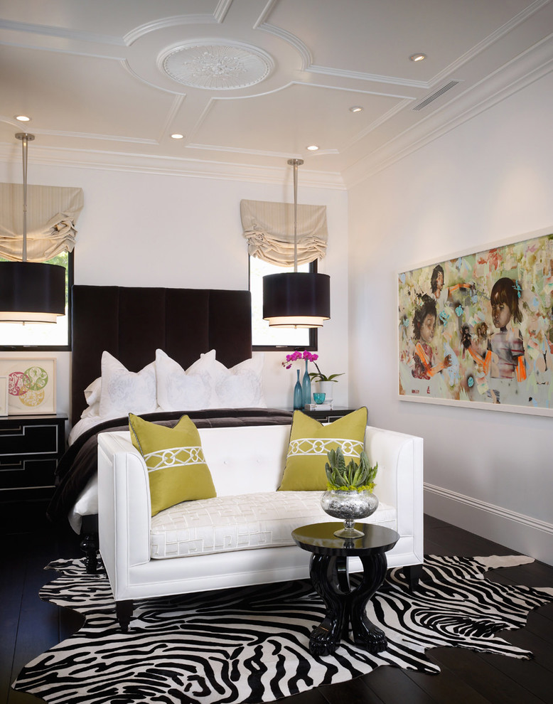 Imagen de dormitorio clásico renovado con paredes blancas, suelo de madera oscura y suelo negro