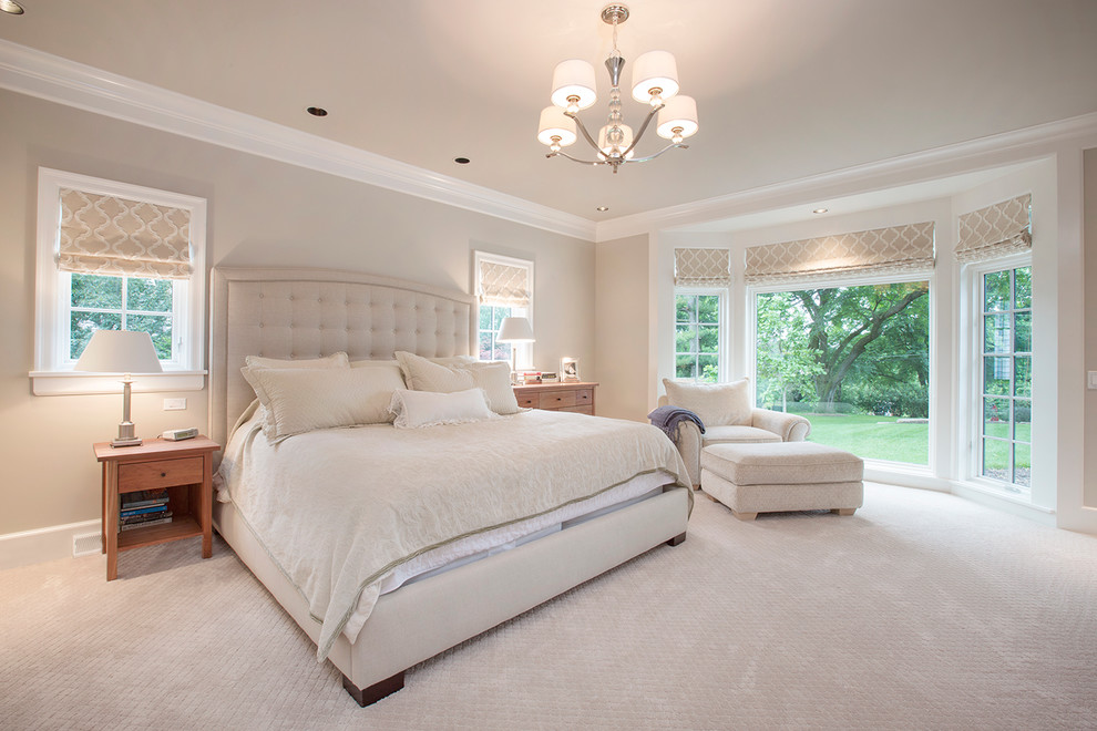 オマハにある広いトラディショナルスタイルのおしゃれな寝室 (グレーの壁、カーペット敷き、暖炉なし) のレイアウト