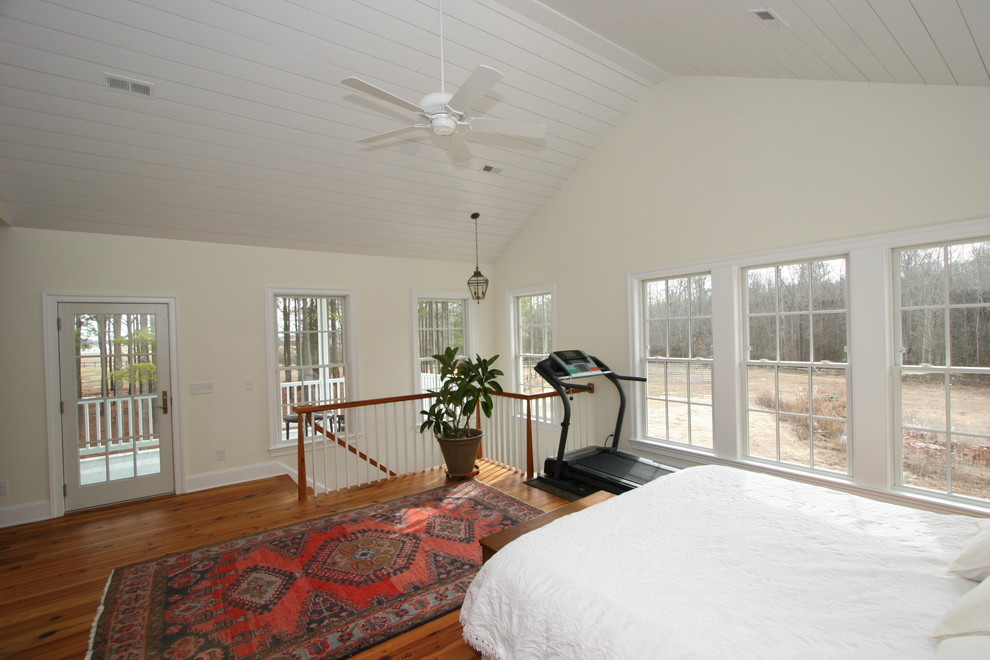 Imagen de dormitorio principal campestre de tamaño medio con paredes beige