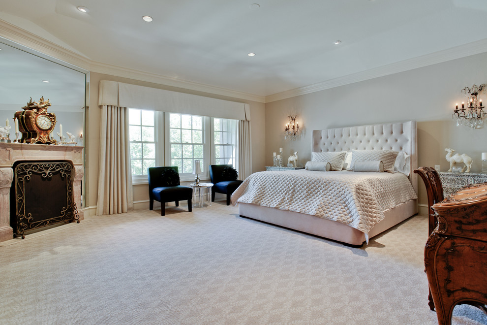 Großes Shabby-Style Hauptschlafzimmer mit beiger Wandfarbe, Teppichboden, Kamin, Kaminumrandung aus Stein und weißem Boden in Dallas