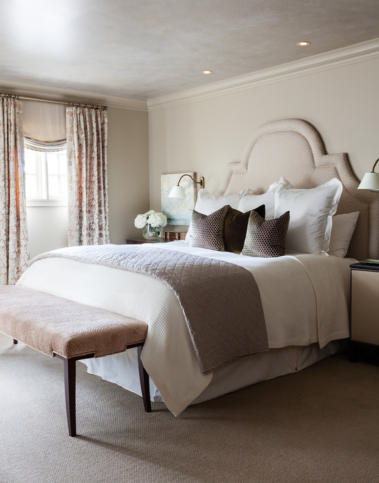 Foto de habitación de invitados clásica renovada con paredes beige y moqueta