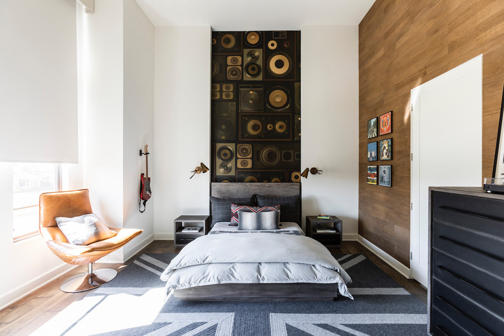Foto de dormitorio contemporáneo grande con paredes blancas y suelo de madera en tonos medios