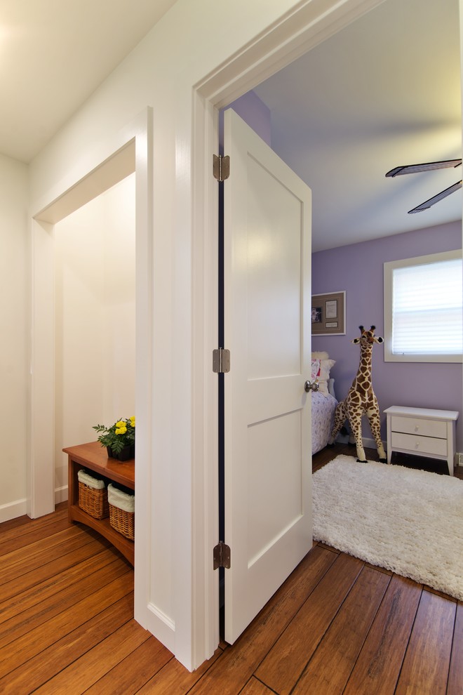Стильный дизайн: гостевая спальня среднего размера, (комната для гостей) в стиле неоклассика (современная классика) с фиолетовыми стенами и полом из бамбука без камина - последний тренд