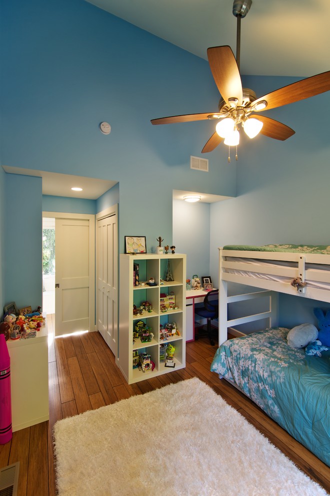 На фото: спальня среднего размера на антресоли в стиле неоклассика (современная классика) с синими стенами и полом из бамбука без камина
