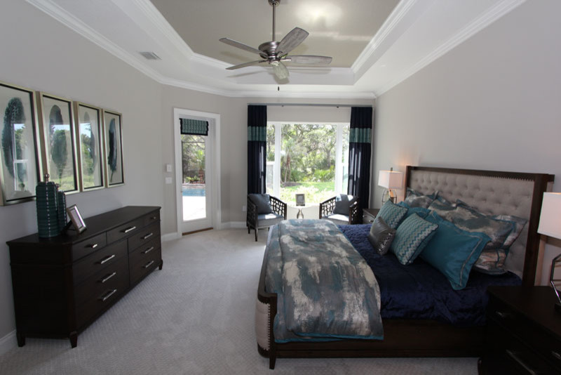 Diseño de dormitorio principal actual grande con paredes grises, moqueta y suelo gris