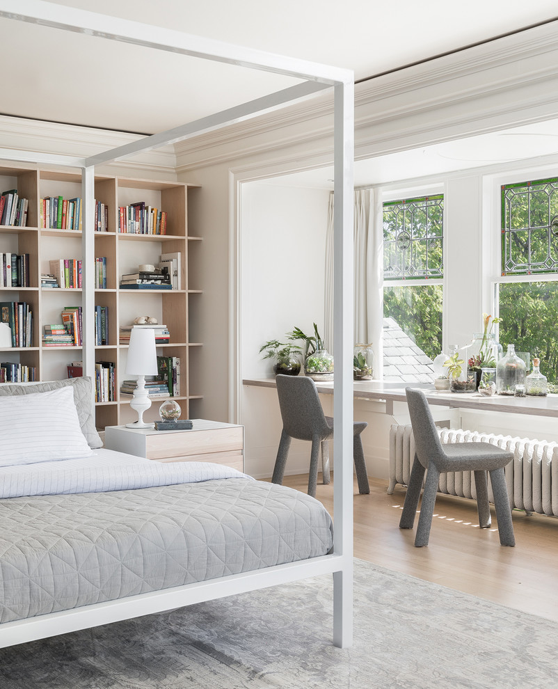 Skandinavisches Schlafzimmer ohne Kamin mit weißer Wandfarbe und hellem Holzboden in Seattle