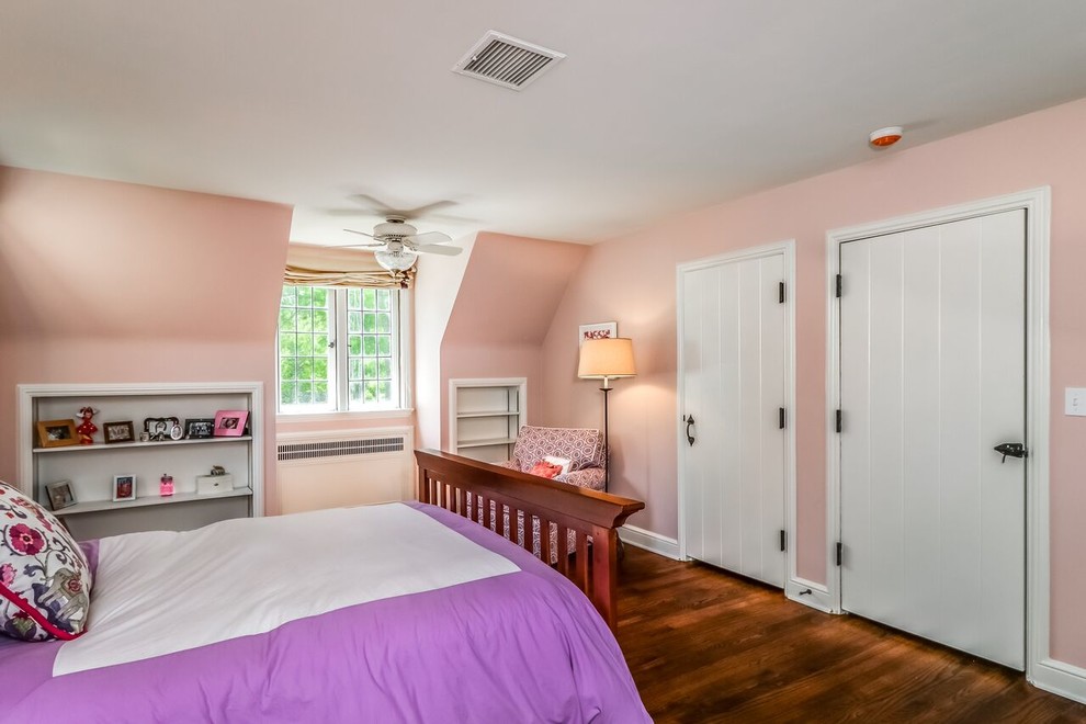 Пример оригинального дизайна: гостевая спальня среднего размера, (комната для гостей) в классическом стиле с розовыми стенами, темным паркетным полом и коричневым полом без камина