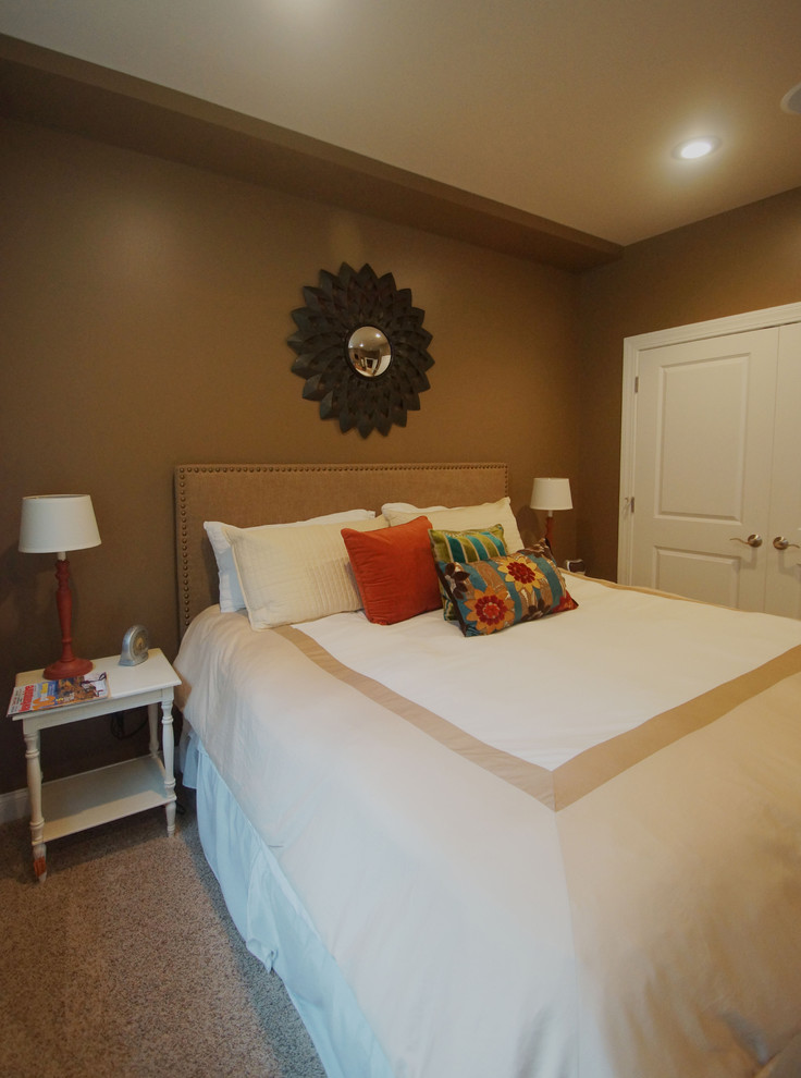 Идея дизайна: маленькая гостевая спальня (комната для гостей) с коричневыми стенами и ковровым покрытием без камина для на участке и в саду