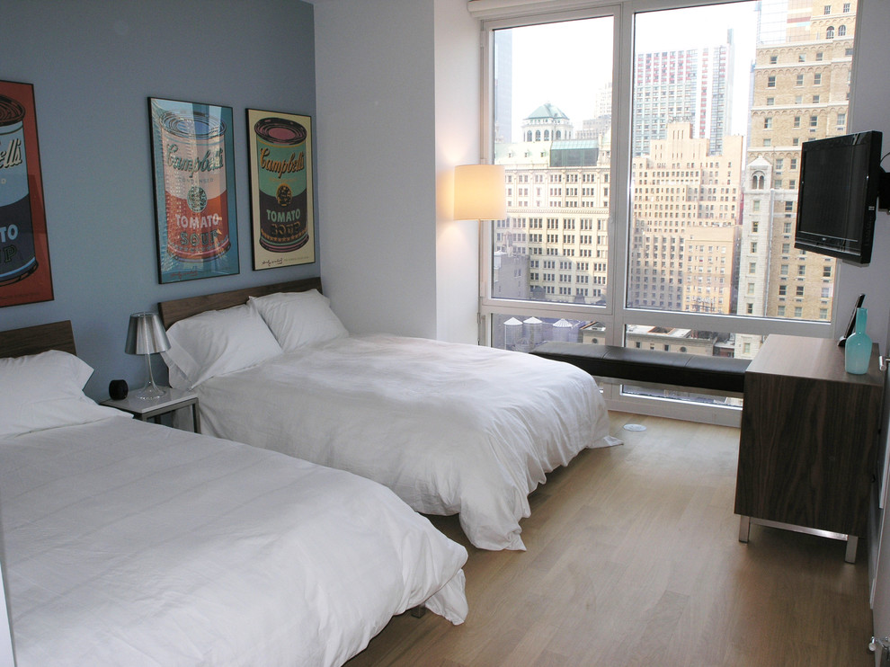 Mittelgroßes Modernes Gästezimmer ohne Kamin mit blauer Wandfarbe und hellem Holzboden in New York