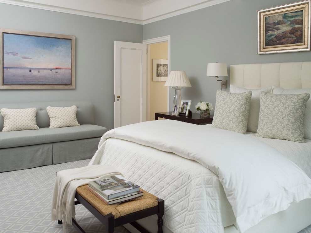 Imagen de dormitorio principal contemporáneo grande con paredes beige