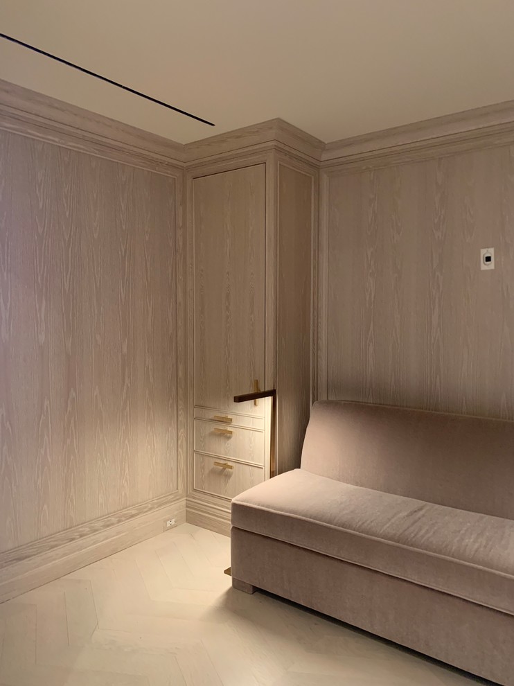 На фото: маленькая гостевая спальня (комната для гостей) в стиле неоклассика (современная классика) с белыми стенами, светлым паркетным полом и белым полом для на участке и в саду с