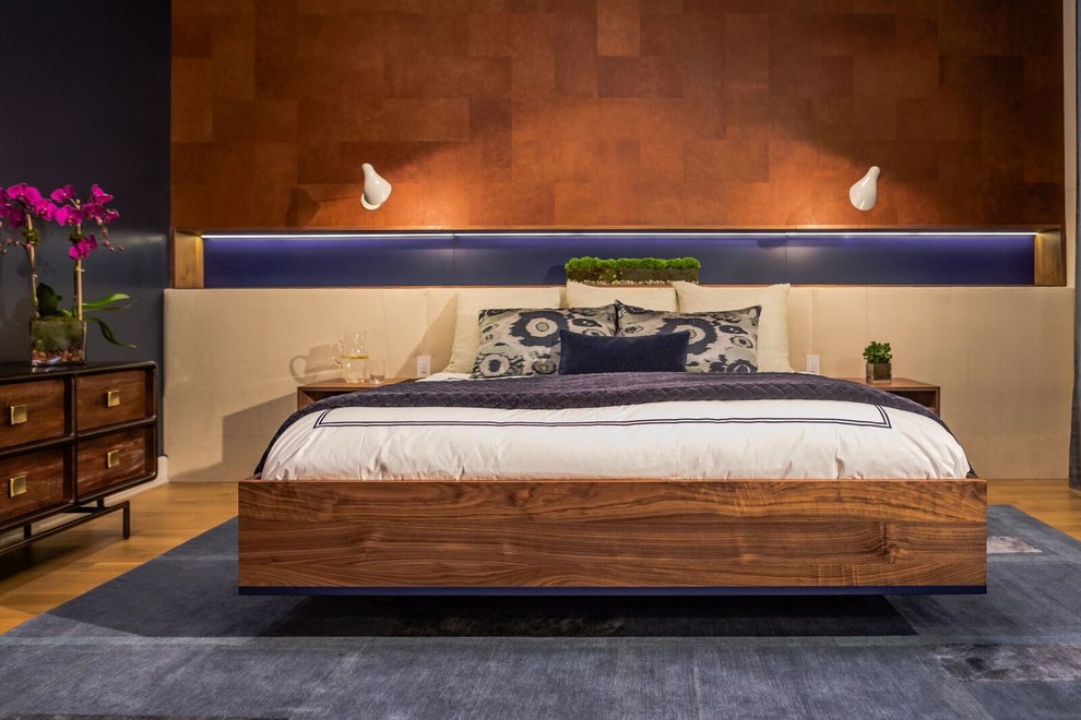 Foto de dormitorio principal minimalista extra grande sin chimenea con suelo de madera clara y paredes azules