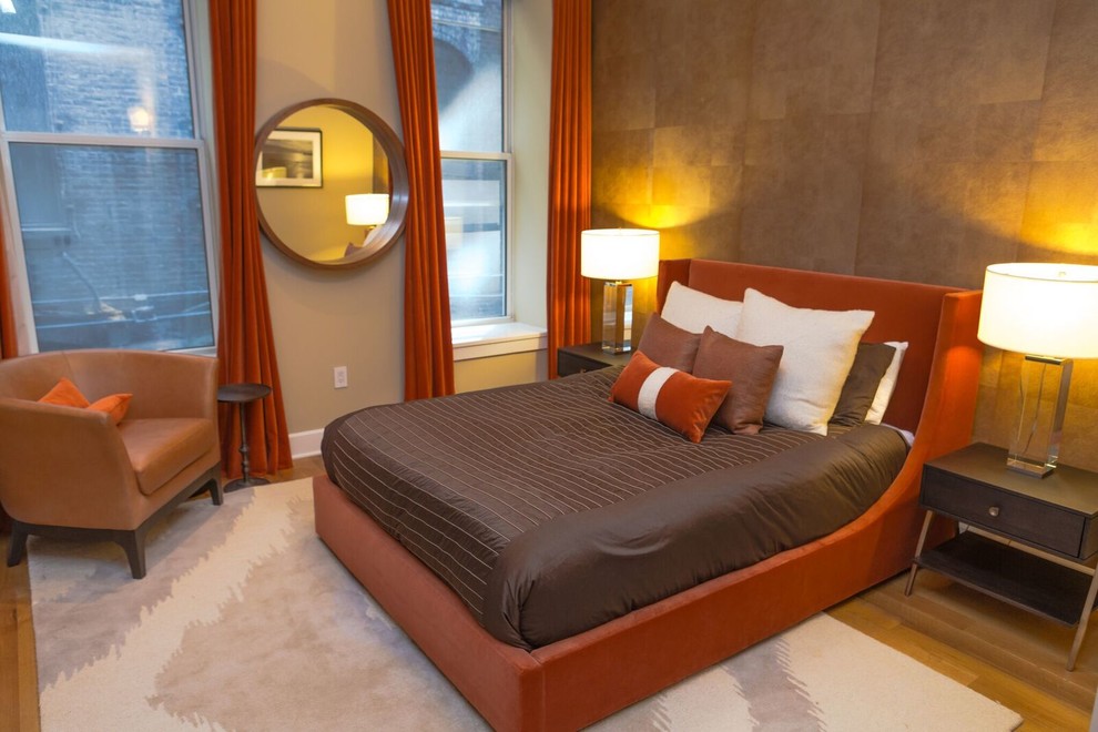 Пример оригинального дизайна: гостевая спальня среднего размера, (комната для гостей) в стиле модернизм с коричневыми стенами, светлым паркетным полом и бежевым полом без камина