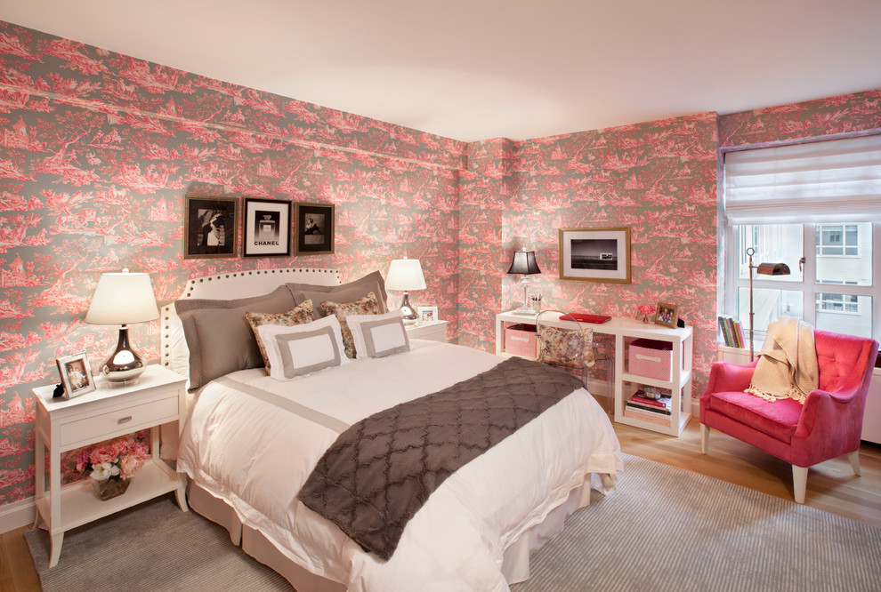 Foto de dormitorio principal tradicional pequeño sin chimenea con suelo de madera clara y paredes multicolor