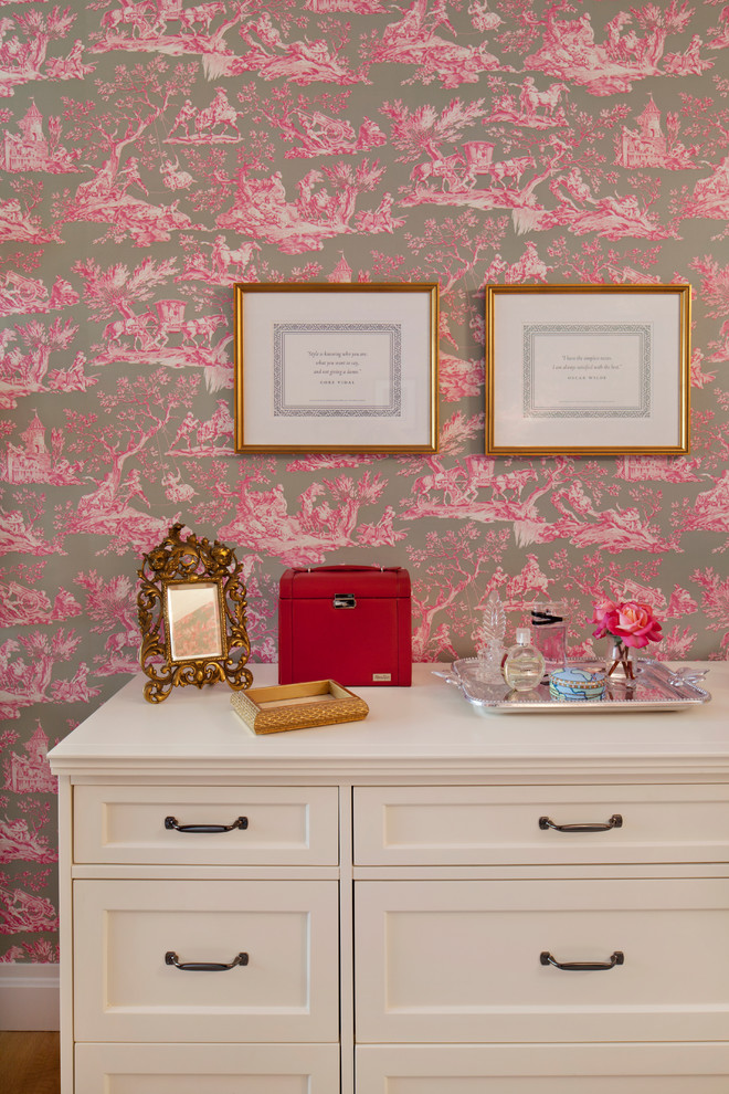 ニューヨークにある小さなトランジショナルスタイルのおしゃれな主寝室 (ピンクの壁、淡色無垢フローリング、暖炉なし) のレイアウト