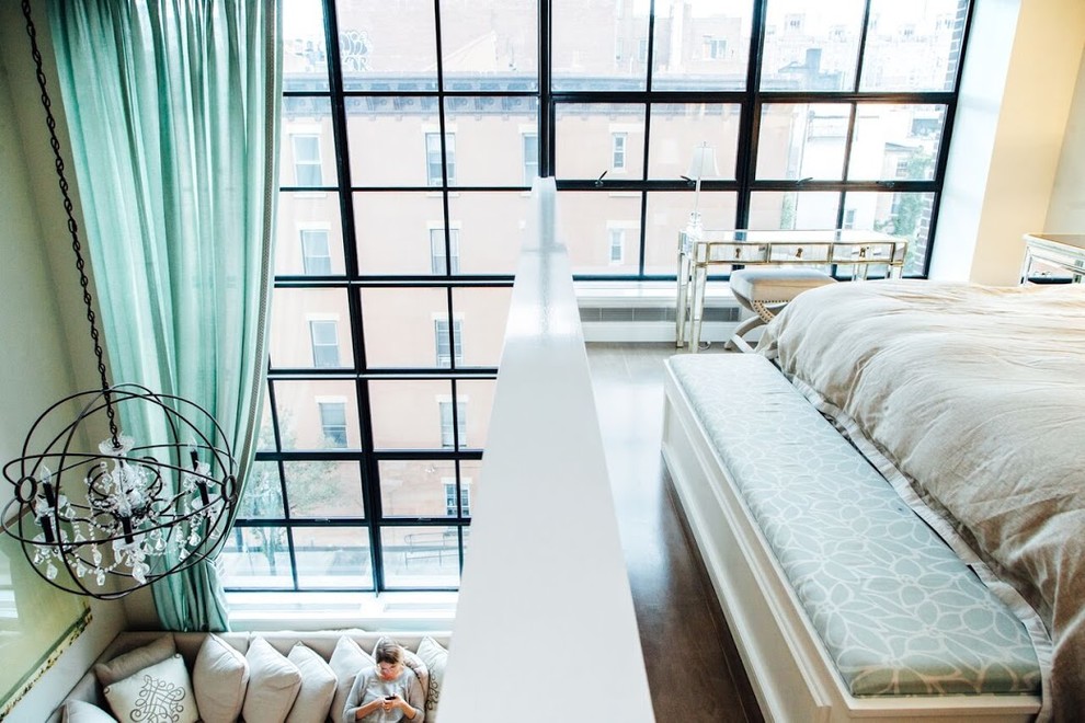ニューヨークにある小さなトランジショナルスタイルのおしゃれなロフト寝室 (ベージュの壁、濃色無垢フローリング、暖炉なし、茶色い床)