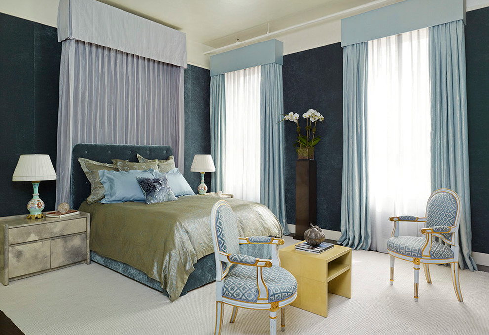 Idée de décoration pour une chambre d'amis design de taille moyenne avec un mur bleu, parquet foncé, aucune cheminée et un sol marron.