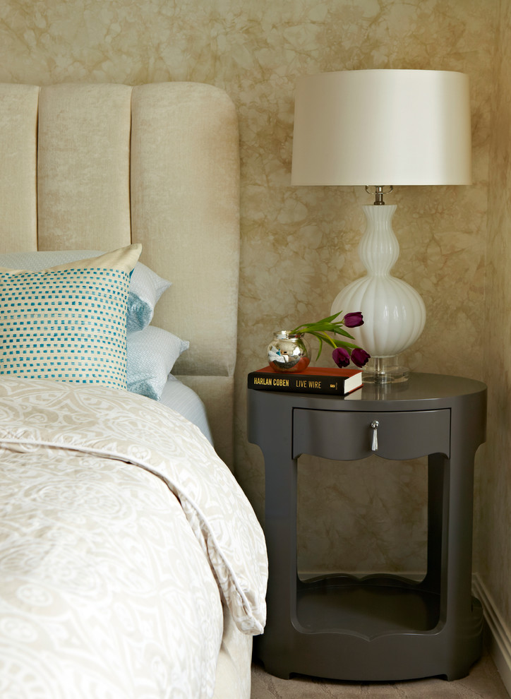 Modelo de habitación de invitados tradicional renovada pequeña sin chimenea con paredes beige, moqueta y suelo gris