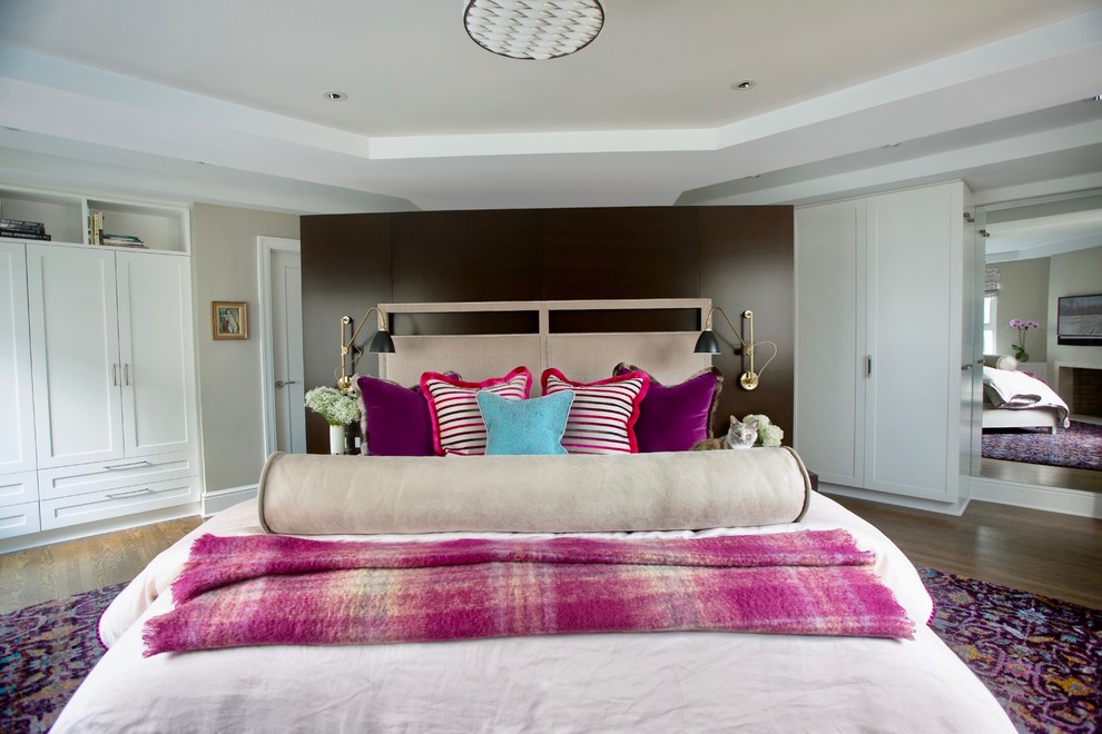 Foto di una camera da letto chic con pareti beige, pavimento in legno massello medio e pavimento marrone