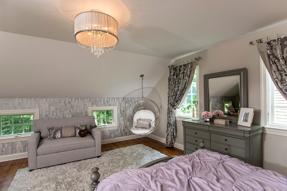 Пример оригинального дизайна: спальня в стиле неоклассика (современная классика) с серыми стенами, темным паркетным полом, коричневым полом и акцентной стеной