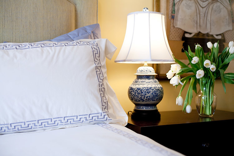 Стильный дизайн: хозяйская спальня среднего размера в классическом стиле с желтыми стенами без камина - последний тренд