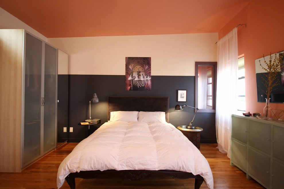 Пример оригинального дизайна: большая хозяйская спальня в стиле ретро с бежевыми стенами и паркетным полом среднего тона без камина