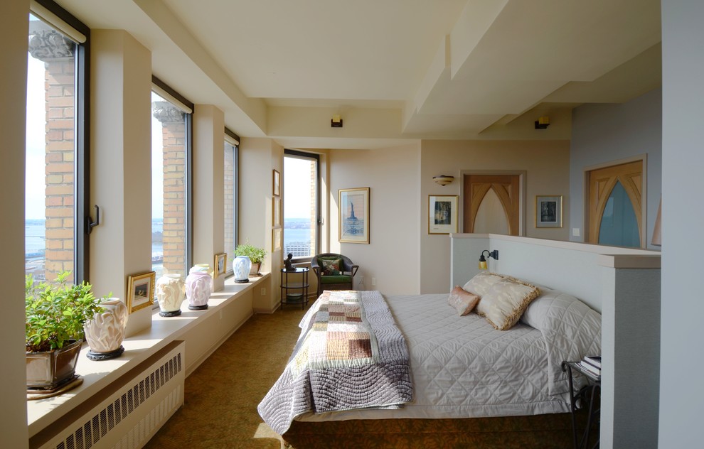 Идея дизайна: спальня на мансарде в стиле фьюжн с бежевыми стенами и ковровым покрытием
