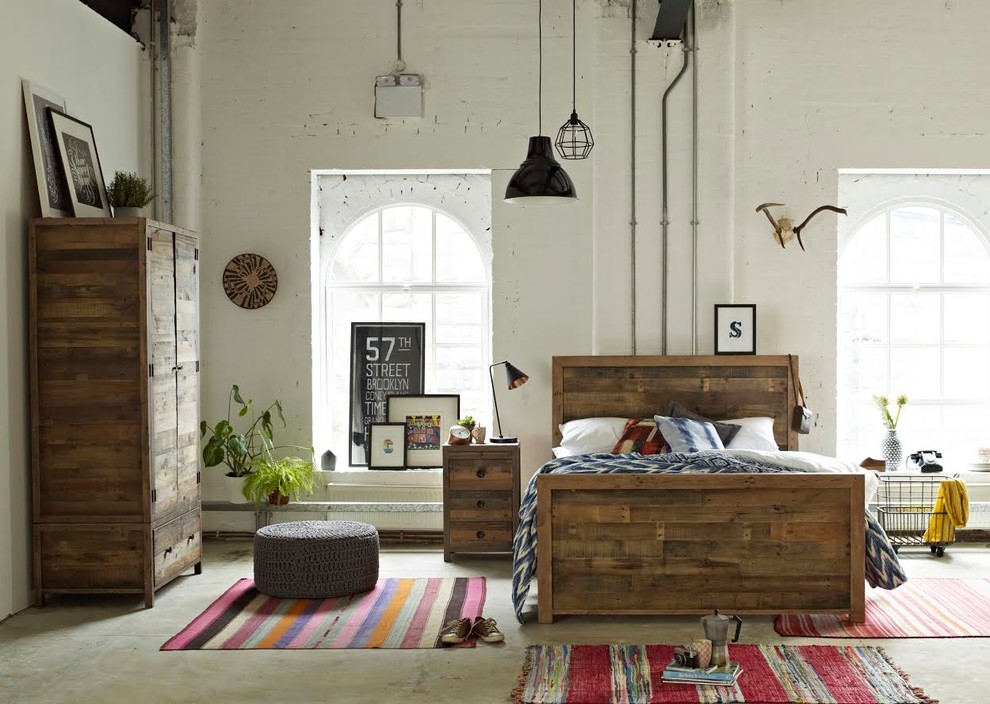 Стильный дизайн: спальня среднего размера на мансарде в стиле лофт с белыми стенами и бетонным полом - последний тренд