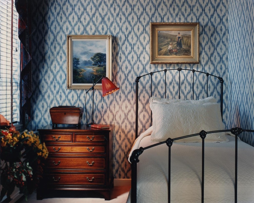Foto på ett litet vintage gästrum, med blå väggar, mörkt trägolv och blått golv