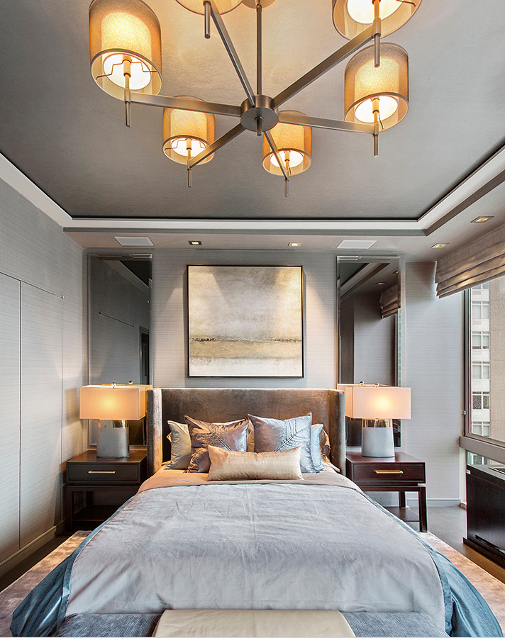Imagen de dormitorio principal clásico renovado de tamaño medio con paredes beige, suelo de madera oscura y suelo marrón