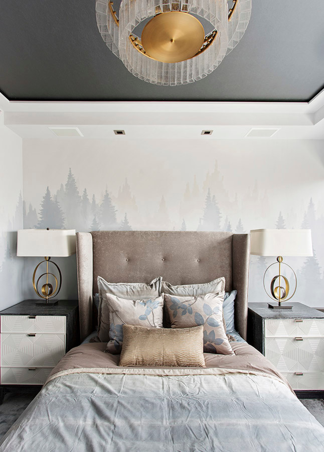 Imagen de habitación de invitados clásica renovada de tamaño medio con paredes grises, suelo de madera oscura y suelo marrón