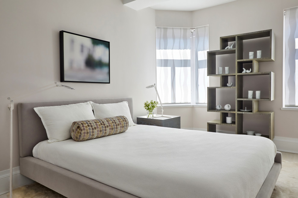 Ejemplo de habitación de invitados contemporánea grande sin chimenea con paredes grises, suelo de madera clara y suelo beige