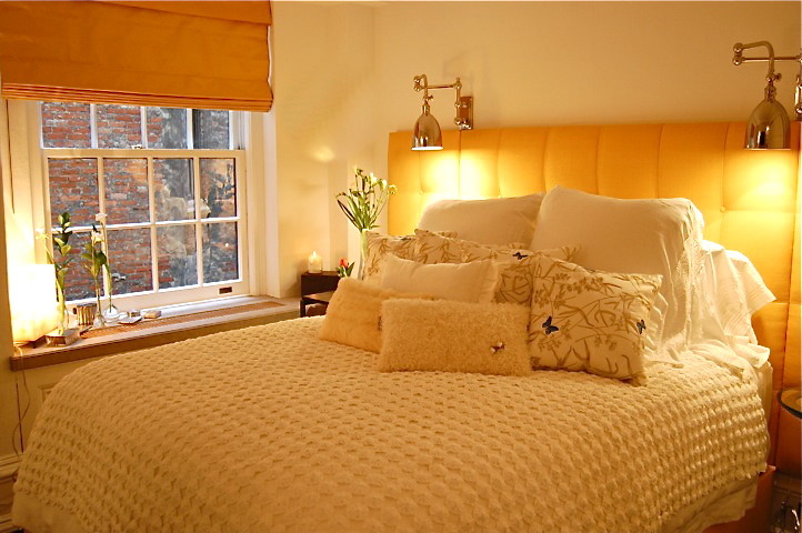 Kleines Klassisches Hauptschlafzimmer ohne Kamin mit weißer Wandfarbe und braunem Holzboden in New York