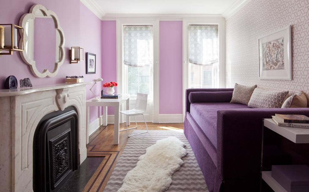 Пример оригинального дизайна: спальня в стиле неоклассика (современная классика) с фиолетовыми стенами и акцентной стеной