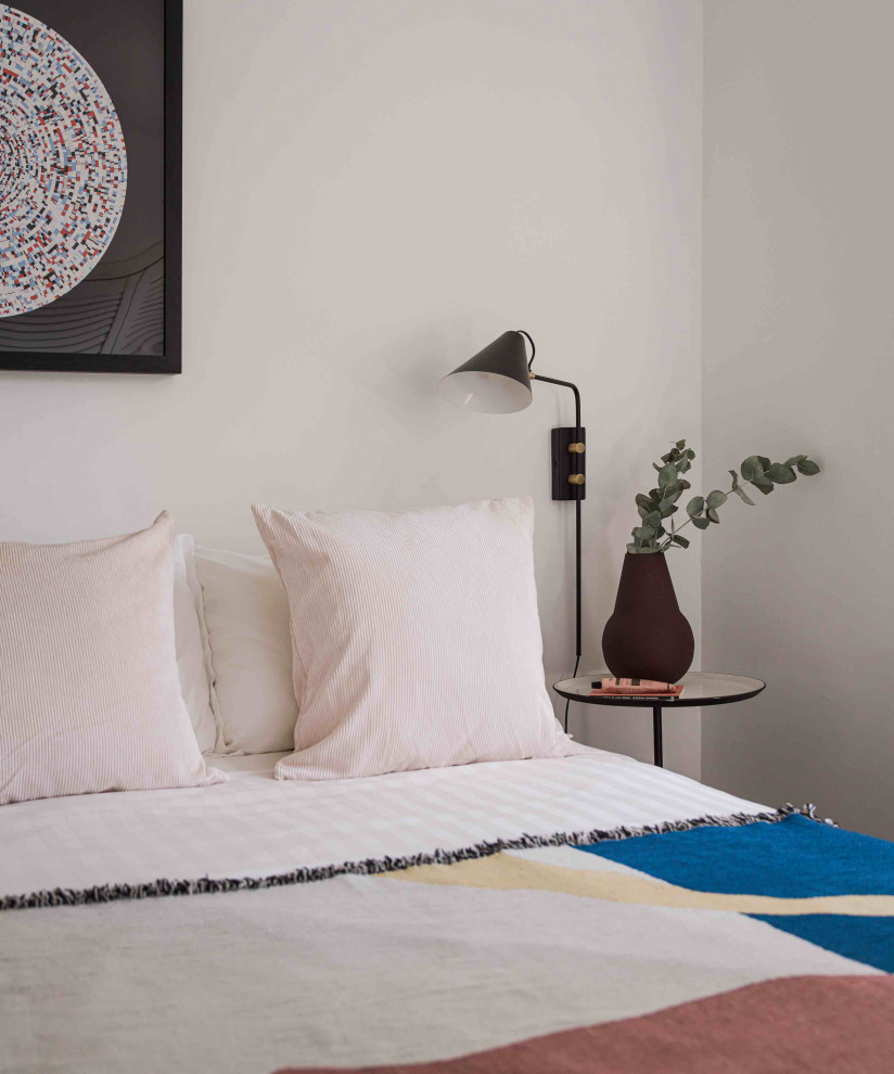 エセックスにある小さな北欧スタイルのおしゃれな客用寝室 (白い壁、カーペット敷き) のレイアウト
