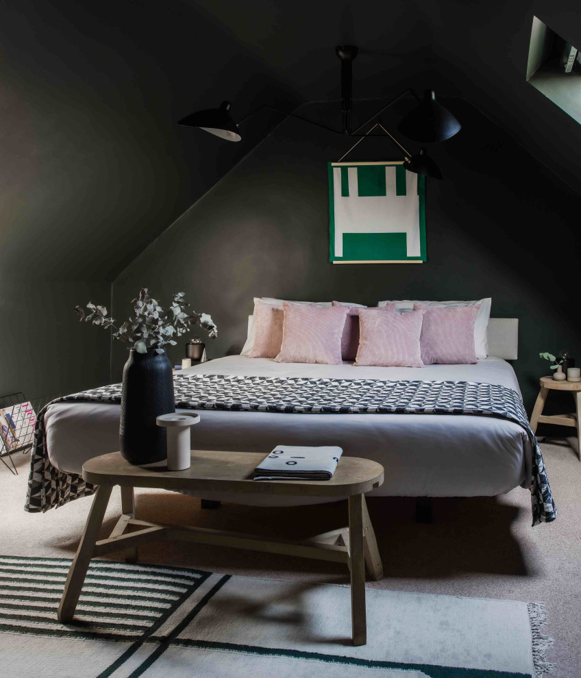 Foto de dormitorio principal nórdico grande con paredes verdes, moqueta y suelo beige