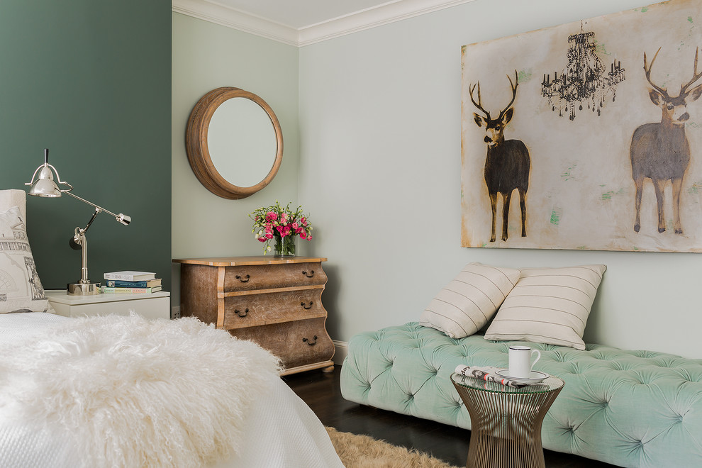 Cette photo montre une petite chambre parentale chic avec un mur blanc, parquet foncé et un sol marron.