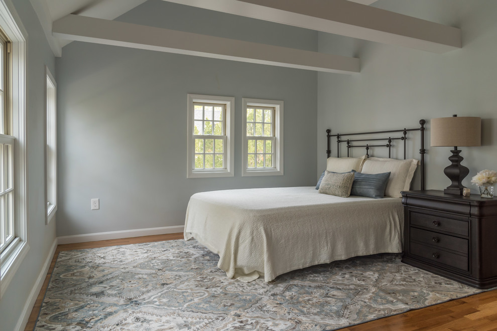 ボストンにある中くらいなトラディショナルスタイルのおしゃれな主寝室 (青い壁、塗装フローリング、暖炉なし、茶色い床)
