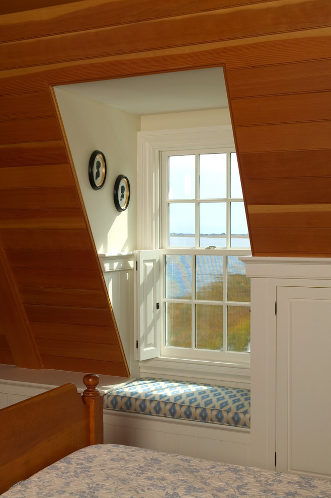 Großes Klassisches Schlafzimmer im Dachboden im Loft-Style mit beiger Wandfarbe, braunem Holzboden, Kamin, Kaminumrandung aus Backstein und braunem Boden in Boston