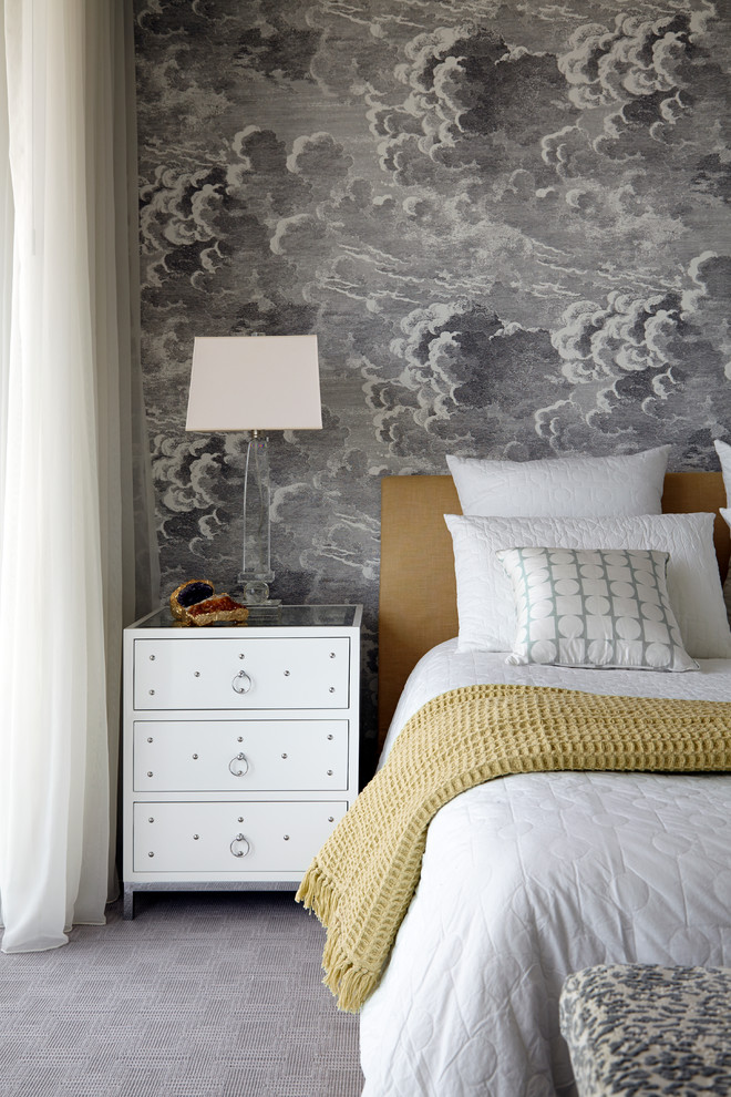На фото: спальня в стиле неоклассика (современная классика) с разноцветными стенами и ковровым покрытием