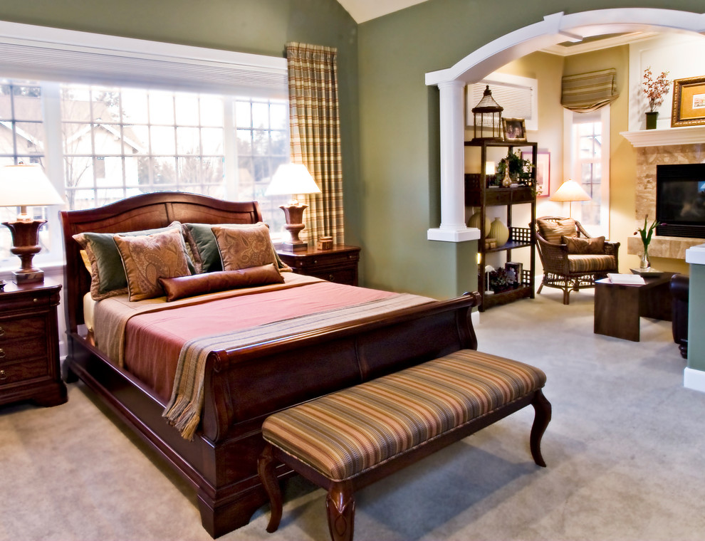 Cette photo montre une grande chambre avec moquette chic avec un mur vert, une cheminée standard et un manteau de cheminée en pierre.