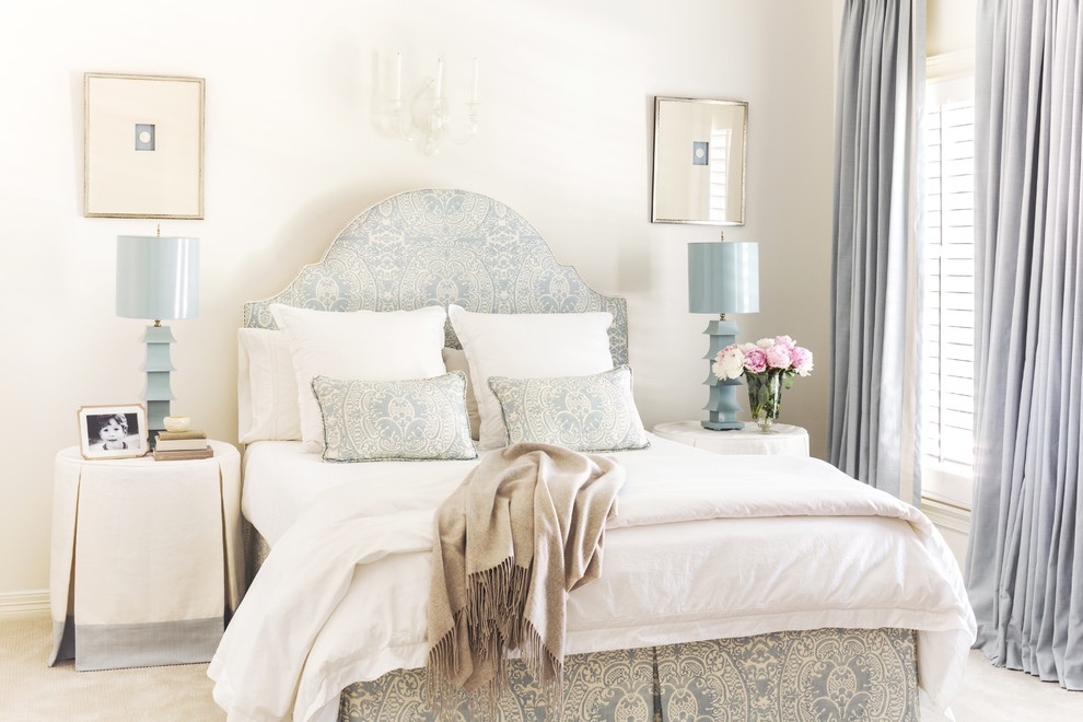 Стильный дизайн: маленькая гостевая спальня (комната для гостей) в классическом стиле с белыми стенами, ковровым покрытием и синими шторами для на участке и в саду - последний тренд