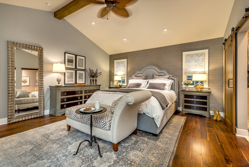Klassisches Schlafzimmer ohne Kamin mit grauer Wandfarbe und braunem Holzboden in San Francisco