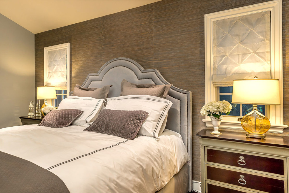 Foto de dormitorio principal contemporáneo de tamaño medio con paredes azules y suelo de madera en tonos medios
