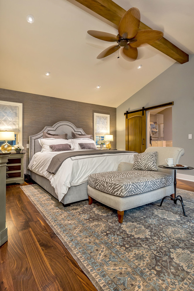Imagen de dormitorio principal actual de tamaño medio con paredes azules y suelo de madera en tonos medios