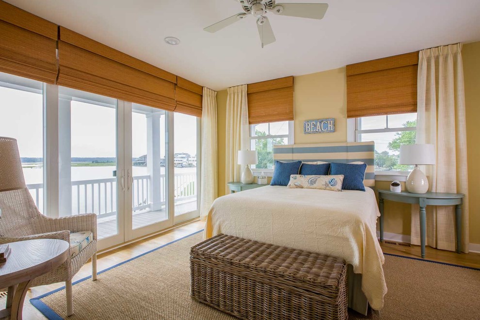 Стильный дизайн: большая гостевая спальня (комната для гостей): освещение в морском стиле с бежевыми стенами без камина - последний тренд