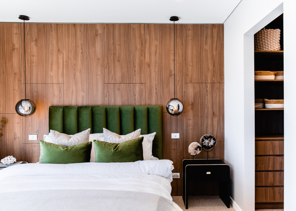 Esempio di una camera da letto design con pareti marroni, moquette e pavimento beige