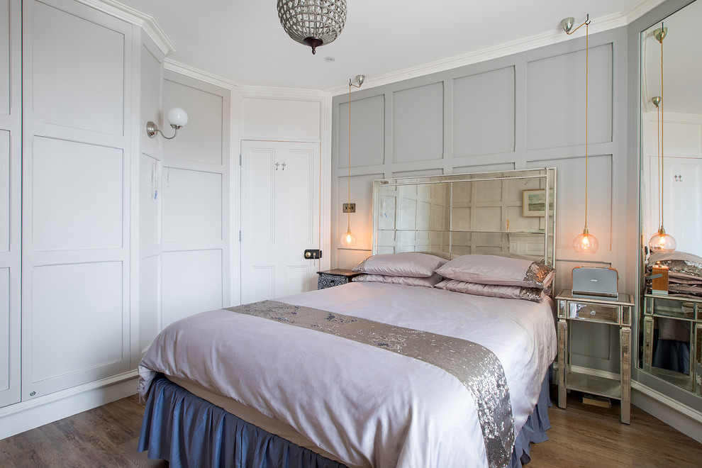 Diseño de dormitorio tradicional renovado de tamaño medio con paredes grises, suelo marrón y suelo de madera oscura