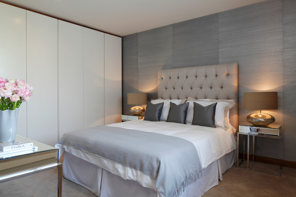 Идея дизайна: спальня в стиле неоклассика (современная классика) с серыми стенами и ковровым покрытием